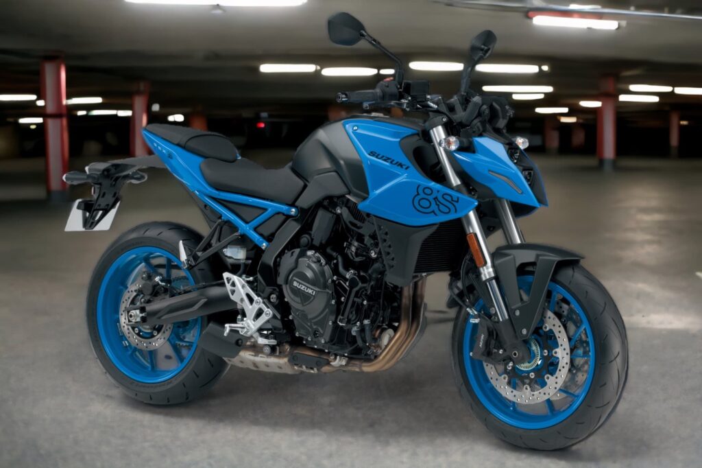 Suzuki GSX-8S dans un parking souterrain